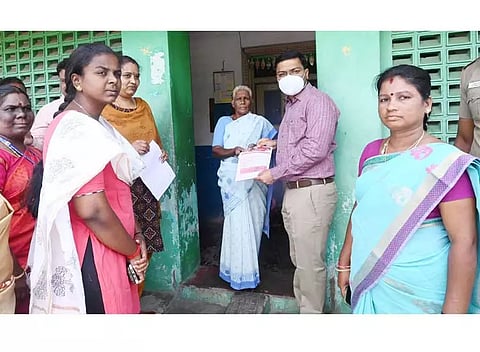 கலைஞரின் மகளிர் உரிமை தொகை திட்டத்தின் கீழ்குடும்ப அட்டைதாரர்களுக்கு விண்ணப்ப பதிவுக்கான டோக்கன்கள் வழங்கும் பணிகலெக்டர் ஷ்ரவன் குமார் தொடங்கி வைத்தார்