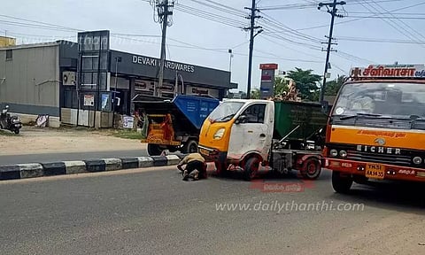 நடுவழியில் பழுதாகி நின்ற குப்பை வாகனம்