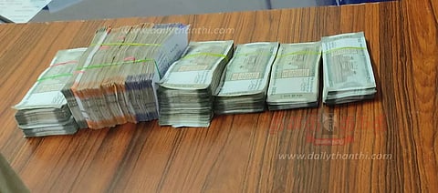 ஓசூர் சார்பதிவாளர் அலுவலகத்தில் லஞ்ச ஒழிப்புத்துறை போலீசார் அதிரடி சோதனைகணக்கில் வராத ரூ.5 லட்சம் சிக்கியது