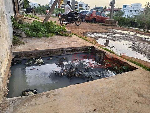 குடியிருப்பு பகுதியில் திறந்த நிலையில் இருக்கும் கழிவுநீர் வடிகால்