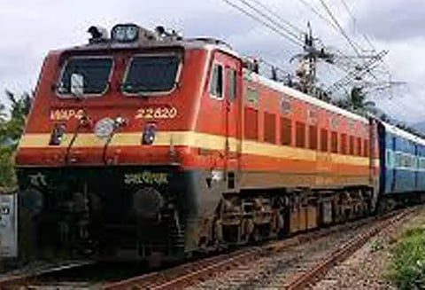 சென்னை-மங்களூரு எக்ஸ்பிரஸ் ரெயிலில் புகை வந்ததால் பரபரப்பு