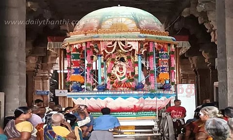 நெல்லையப்பர் கோவிலில் ஆடிப்பூர திருவிழா: செப்பு தேரில் காந்திமதி அம்பாள் வீதிஉலா