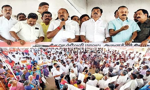 விலைவாசி உயர்வை கண்டித்து அ.தி.மு.க.வினர் ஆர்ப்பாட்டம்