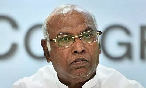 கூட்டத்தொடர் நடைபெறும்போது நாடாளுமன்றத்துக்கு வெளியே அறிக்கை விடுவது உரிமை மீறல் - பிரதமர் மோடி மீது மல்லிகார்ஜுன கார்கே தாக்கு