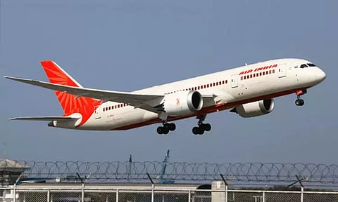 அபுதாபியில் இருந்து சென்னை வந்தபோது நடுவானில் விமானத்தில் பெண் பயணியிடம் சில்மிஷம் செய்த வாலிபர் கைது - போலீசாரிடம் கதறி அழுது மன்னிப்பு கேட்டார்