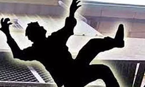 குடிபோதையில் மாடியில் இருந்து தவறி விழுந்த வாலிபர் பலி