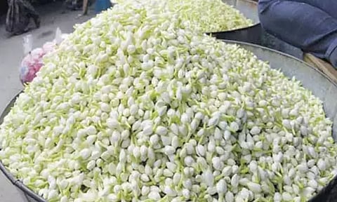 ஆடி வெள்ளியையொட்டி கோயம்பேடு மார்க்கெட்டில் பூக்களின் விலை `கிடுகிடு' உயர்வு