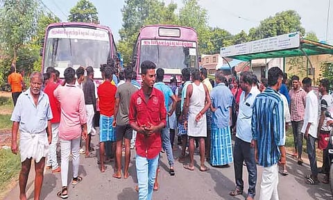 திருத்தணியில் பஸ் நிறுத்தத்தில் நிற்காமல் சென்றதால் அரசு பஸ்சை சிறைபிடித்த பொதுமக்கள்