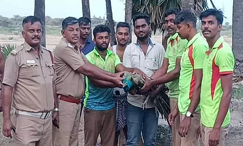 விளாத்திகுளத்தில்கிணற்றில் விழுந்து உயிருக்கு போராடிய மயில் மீட்பு