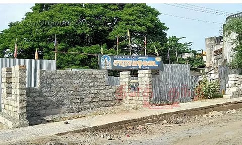 சாராயக்கடை முன்பு பயணியர் நிழற்குடை