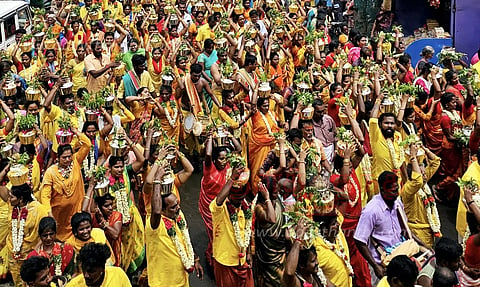 படைப்பத்து மாரியம்மன் கோவிலுக்கு பால்குடம் எடுத்த பக்தர்கள்