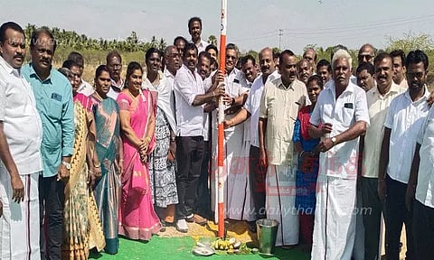 திசையன்விளையில் மின்னொளி கபடி போட்டி கேலரி அமைக்கும் பணி