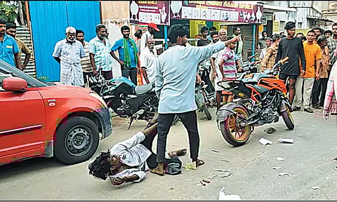 திருத்தணியில் கஞ்சா போதையில் நடுரோட்டில் ரகளை செய்த வாலிபர்கள்