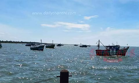 கடலூர் விசைப்படகு மீனவர்கள் ஆந்திர கடல் பகுதிக்கு செல்ல வேண்டாம் - மீன்வளத்துறை அறிவுறுத்தல்