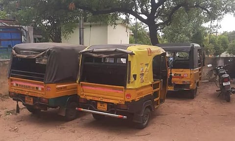 பள்ளி குழந்தைகளை அதிகம் ஏற்றி வந்த 3 ஆட்டோக்கள் பறிமுதல்