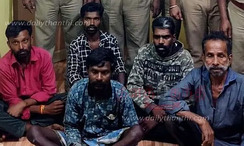 சந்தன மரம் வெட்டிய 5 பேர் சிக்கினர்