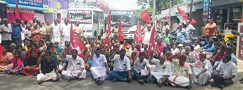 பேச்சிப்பாறை-கோதையாறு இடையே சாலையை சீரமைக்கக்கோரி மறியல் போராட்டம் 70 பெண்கள் உள்பட 160 பேர் கைது