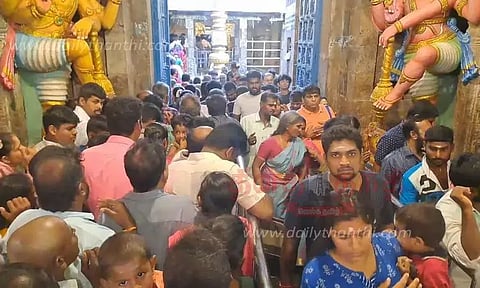 திருநள்ளாறு சனீஸ்வரர் கோவிலில் திரளான பக்தர்கள் சாமி தரிசனம்