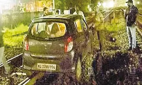 கேரளாவில் சாலை என நினைத்து தண்டவாளத்தில் காரை ஓட்டிய போதை ஆசாமி