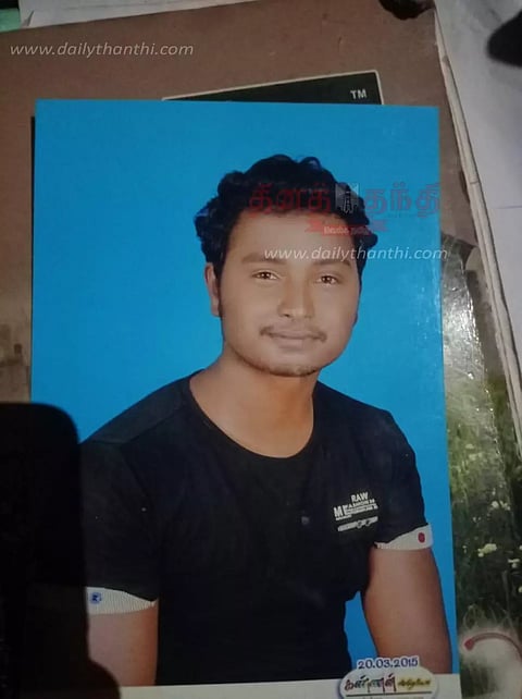 லாரி-மோட்டார் சைக்கிள் மோதல்; கொத்தனார் பலி