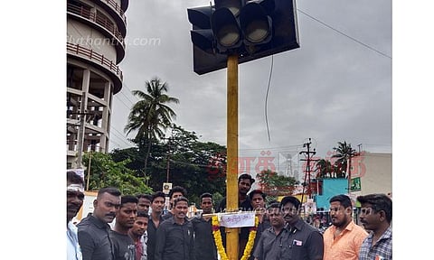 செயல்படாத தானியங்கி சிக்னலுக்கு அஞ்சலி