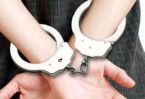 மொபட்டில் மது கடத்தியவர் கைது