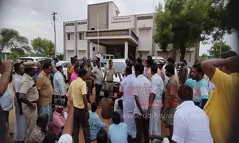 கப்பலூர் சுங்கச்சாவடியை அகற்றக்கோரி நெடுஞ்சாலைத்துறை அதிகாரி கார் சிறைபிடிப்பு