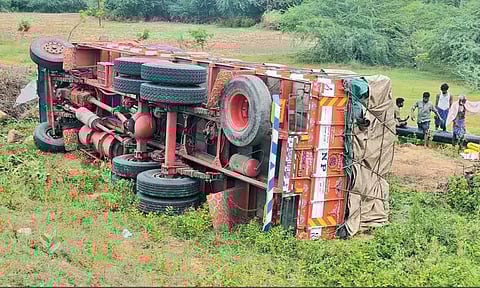 சாலையோர பள்ளத்தில் லாரி கவிழ்ந்து விபத்து டிரைவர் படுகாயம்