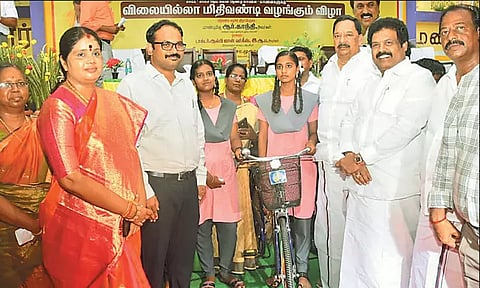 ரூ.90 லட்சத்தில் மாணவர்களுக்கு விலையில்லா மிதி வண்டிகள் அமைச்சர் காந்தி வழங்கினார்