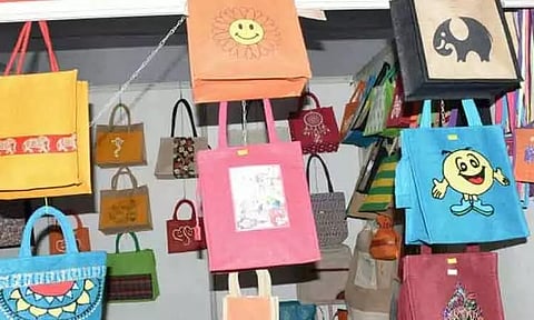 மகளிர் தொழில் முனைவோர் நலச்சங்கம் சார்பில் சணல் பைகள் தயாரிப்பு குறித்து நேரடி பயிற்சி