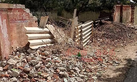 இடிந்து விழுந்த சுற்றுச்சுவரால் மாணவ-மாணவிகள் அச்சம்