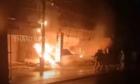 கேரளாவில் துணிக்கடையில் ஏற்பட்ட தீ விபத்து - ரூ.20 லட்சம் மதிப்பிலான துணிகள் எரிந்து சேதம்