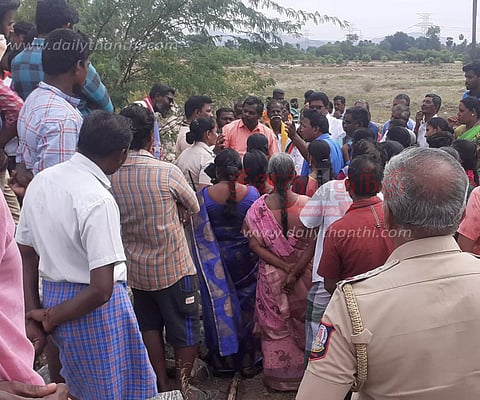 படைவீடு பேரூராட்சியில்அரசு நிலத்தில் குடிசை அமைக்க முயன்றவர்களால் பரபரப்பு