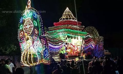 முத்துப்பல்லக்கில் அம்மன் வீதி உலா