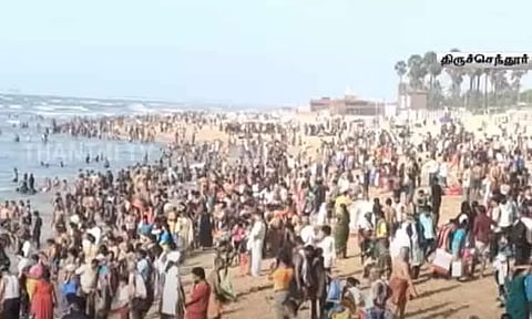 வளர்பிறை சஷ்டி தினம்: திருச்செந்தூர் முருகன் கோவிலில் அலைமோதிய பக்தர்கள் கூட்டம்