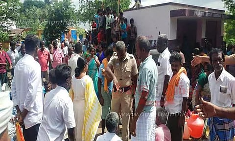 காலிக்குடங்களுடன் பொதுமக்கள் சாலை மறியல்