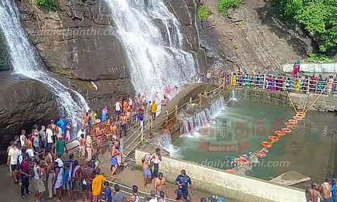 குற்றாலம் அருவிகளில் சுற்றுலா பயணிகள் ஆனந்த குளியல்