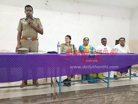 சத்தியமங்கலத்தில் முக்கிய வீதிகளில் கண்காணிப்பு கேமரா பொருத்தம்- போலீஸ்- பொதுமக்கள் கூட்டத்தில் முடிவு