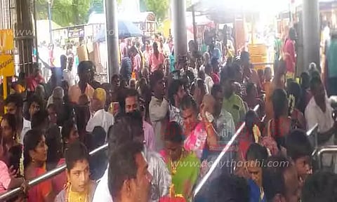 விடுமுறை நாளையொட்டி அழகர்கோவிலில் அலைமோதிய பக்தர்கள்- நெய் விளக்கேற்றி சாமி தரிசனம்