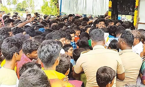 10 ரூபாய் நாணயத்துக்கு சிக்கன் பிரியாணி: முண்டியடித்து வாங்கிய பொதுமக்கள்...!