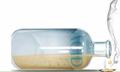 திருவனந்தபுரம்: கம்யூனிஸ்ட் நிர்வாகி மீது ஆசிட் வீச்சு