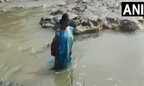 2 ஆறுகளை கடந்து சென்று கல்வி கற்பிக்கும் ஆசிரியைக்கு குவியும் பாராட்டு!