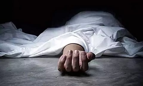 திருத்தணி அருகே பூட்டிய வீட்டில் துணிக்கடை ஊழியர் பிணமாக மீட்பு