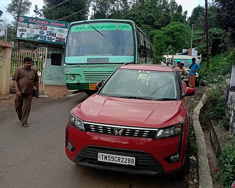 சாலையோரத்தில் நிறுத்தப்படும் வாகனங்களால் நெரிசல்