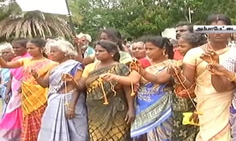 தாலி கயிறுடன் கலெக்டர் அலுவலகத்தில் குவிந்த பெண்கள் - தஞ்சையில் பரபரப்பு