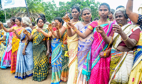 தாலிக்கயிறை கையில் ஏந்தி பெண்கள் ஆர்ப்பாட்டம்