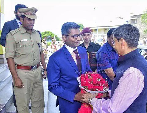 கன்னியாகுமரியில் 133 அடி உயர திருவள்ளுவர் சிலைக்கு கவர்னர் ஆர்.என்.ரவி மரியாதை