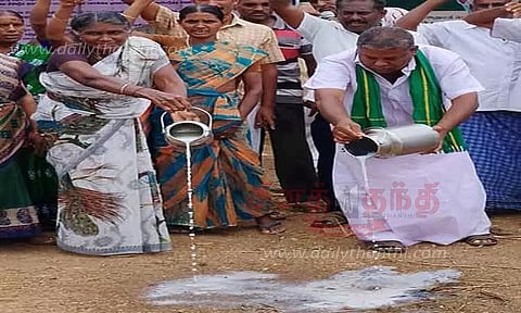 கொள்முதல் விலையை உயர்த்தி வழங்கக்கோரி பாலை தரையில் கொட்டி விவசாயிகள் போராட்டம்