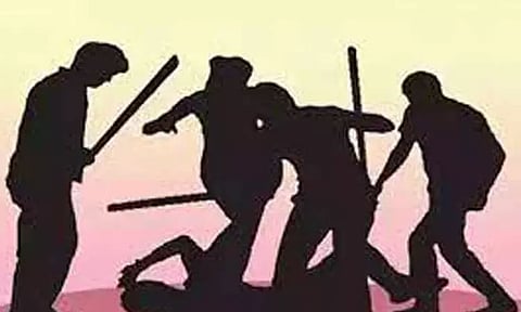 திருவல்லிக்கேணி பஸ் நிறுத்தத்தில் கல்லூரி மாணவர்கள் திடீர் மோதல்- 3 பேர் மீது வழக்குப்பதிவு