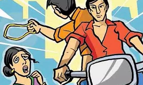 கோவிலுக்கு சாமி கும்பிட வந்த இடத்தில் மூதாட்டியிடம் தங்க சங்கிலி பறிப்பு